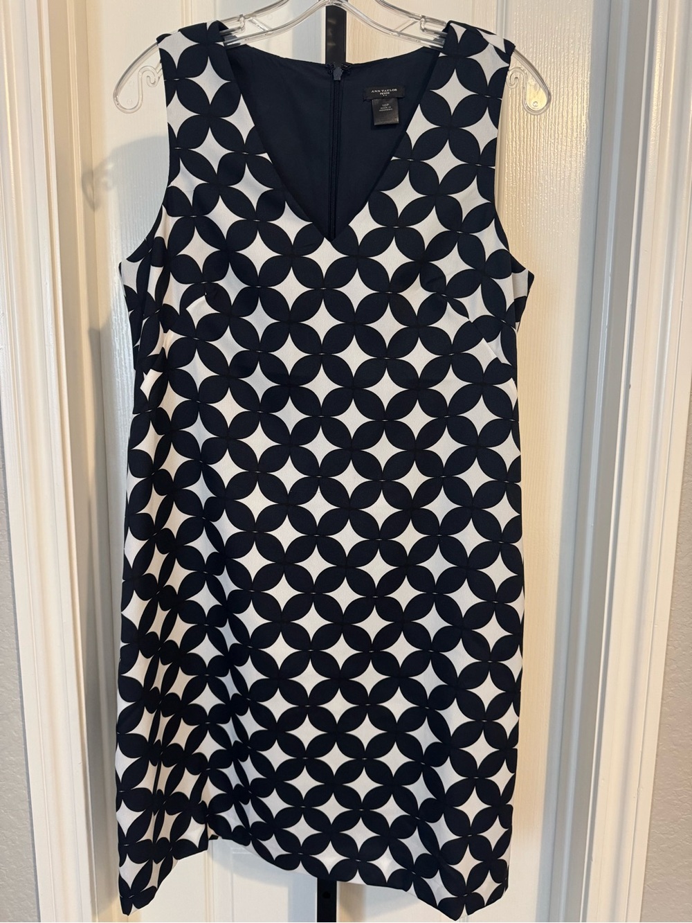 Ann Taylor Sleeveless Navy and White Geometric Shift Dress 0111